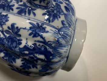 Een hoge Chinese blauw-witte theepot met deksel, Kangxi